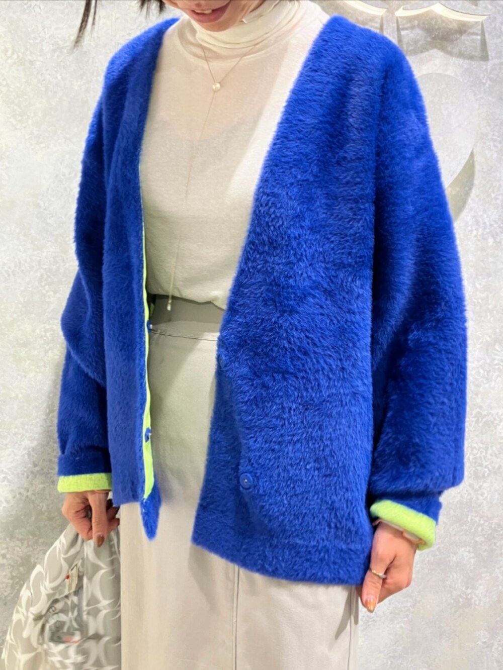 グレー系のエコバッグ/サブバッグ、グレー系のブーツ、グレー系のスカートを着用したレディースの秋コーディネートの5枚目の写真
