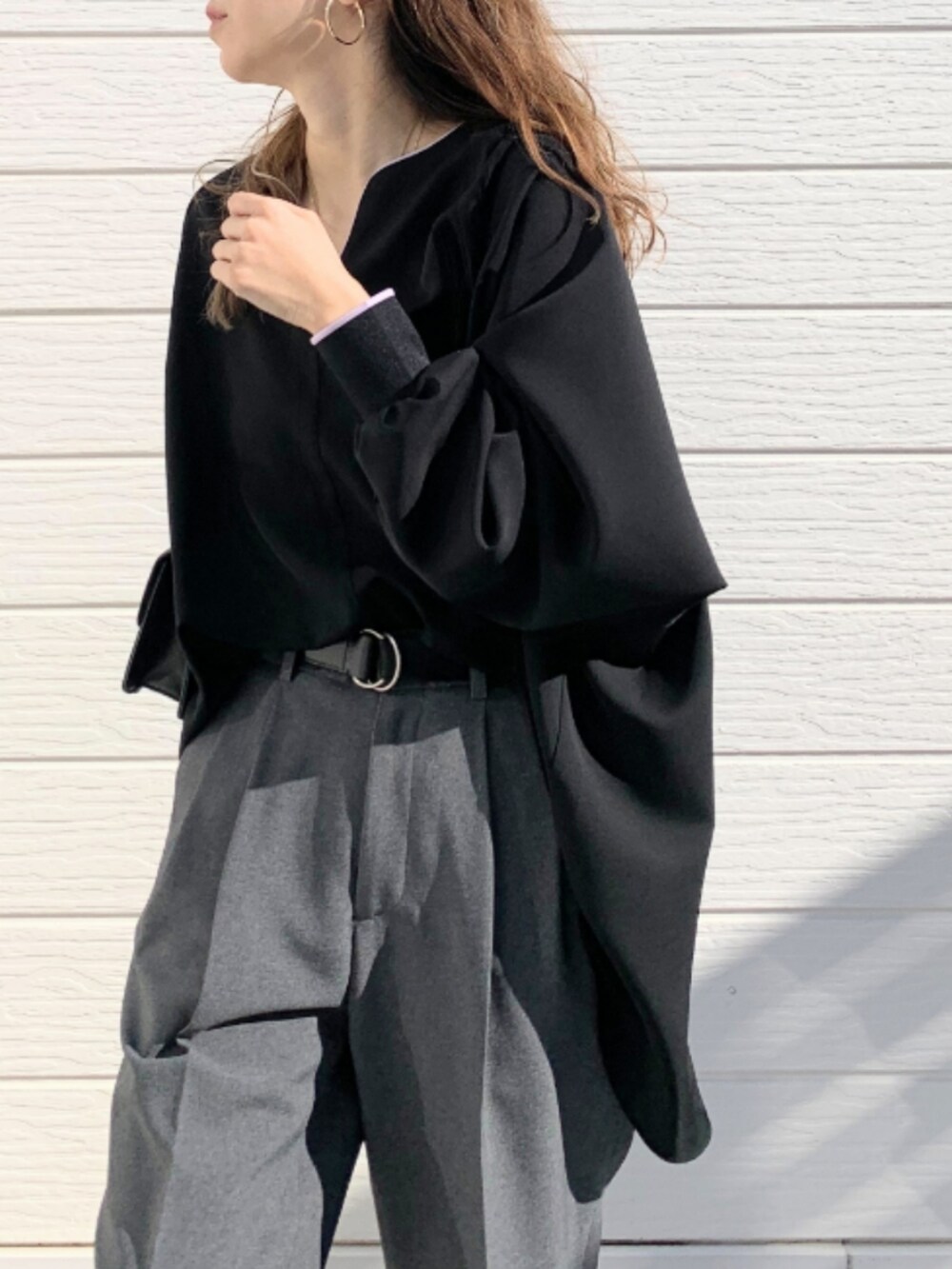 シルバー系のスニーカー、グレー系のその他パンツ、ブラック系のシャツ/ブラウスを着用したレディースの冬コーディネートの5枚目の写真