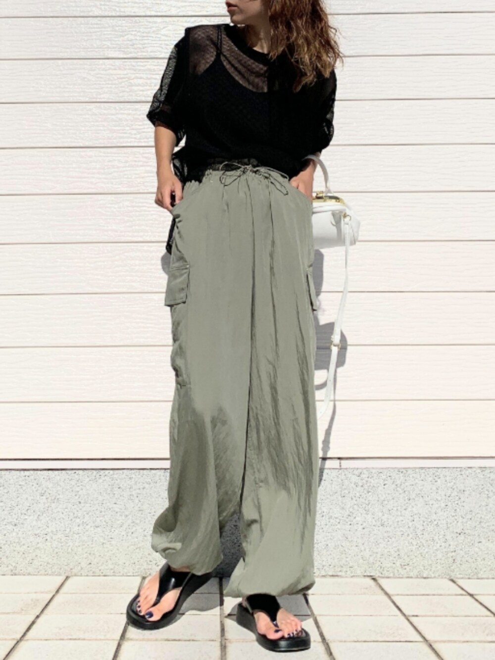 グリーン系のその他パンツ、ブラック系のTシャツ/カットソー、ブラック系のキャミソールを着用したレディースの夏コーディネートの2枚目の写真