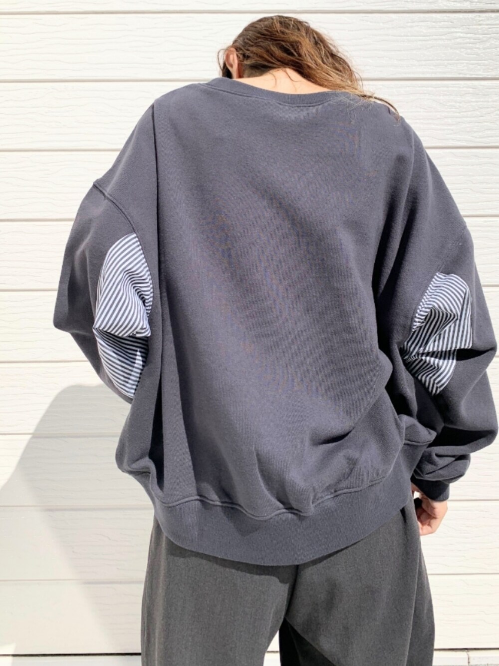 シルバー系のスニーカー、グレー系のその他パンツ、グレー系のスウェットを着用したレディースの秋コーディネートの4枚目の写真