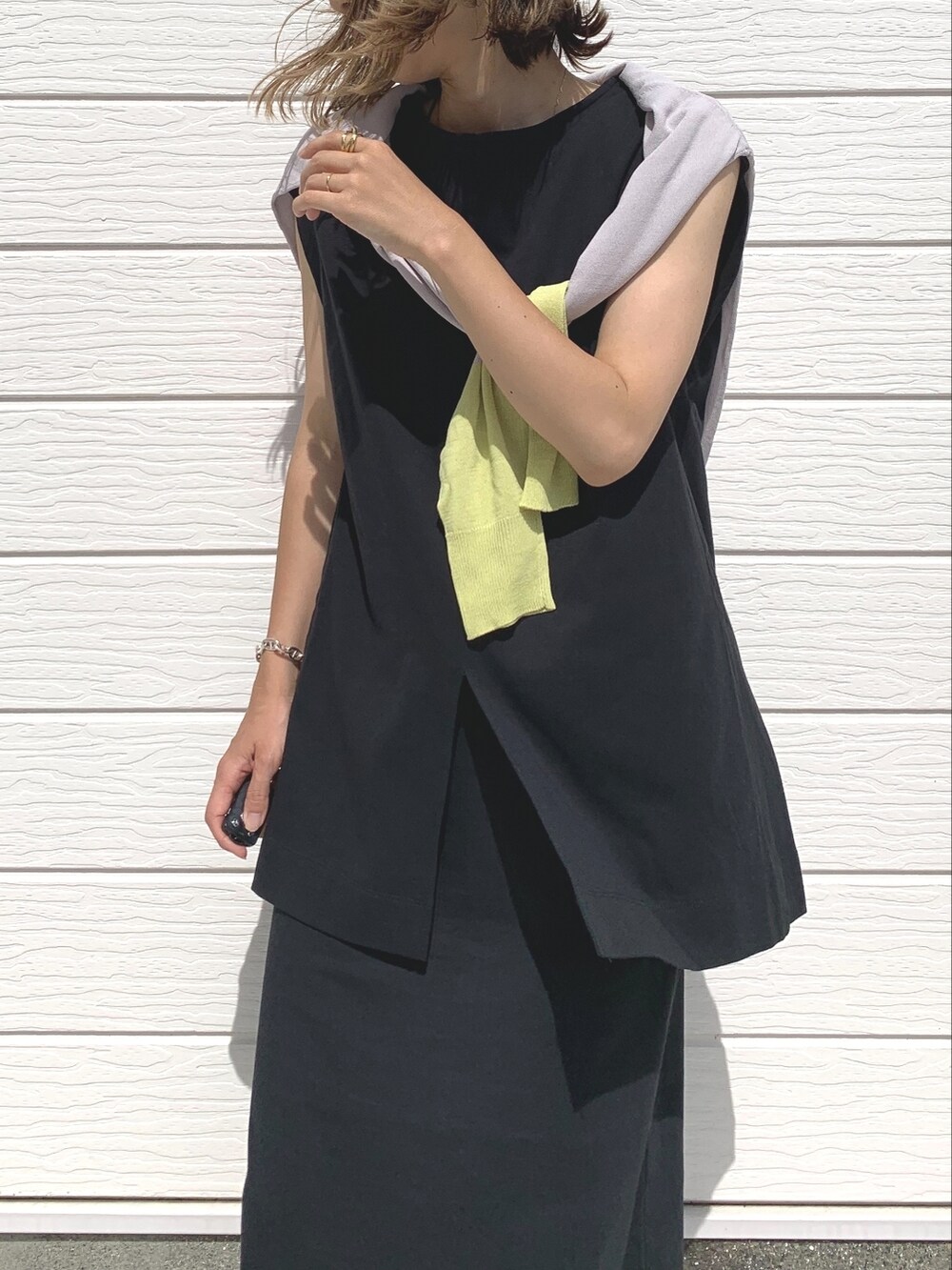 ホワイト系のスニーカー、ブラック系のワンピース、グレー系のカーディガン/ボレロを着用したレディースの夏コーディネートの3枚目の写真