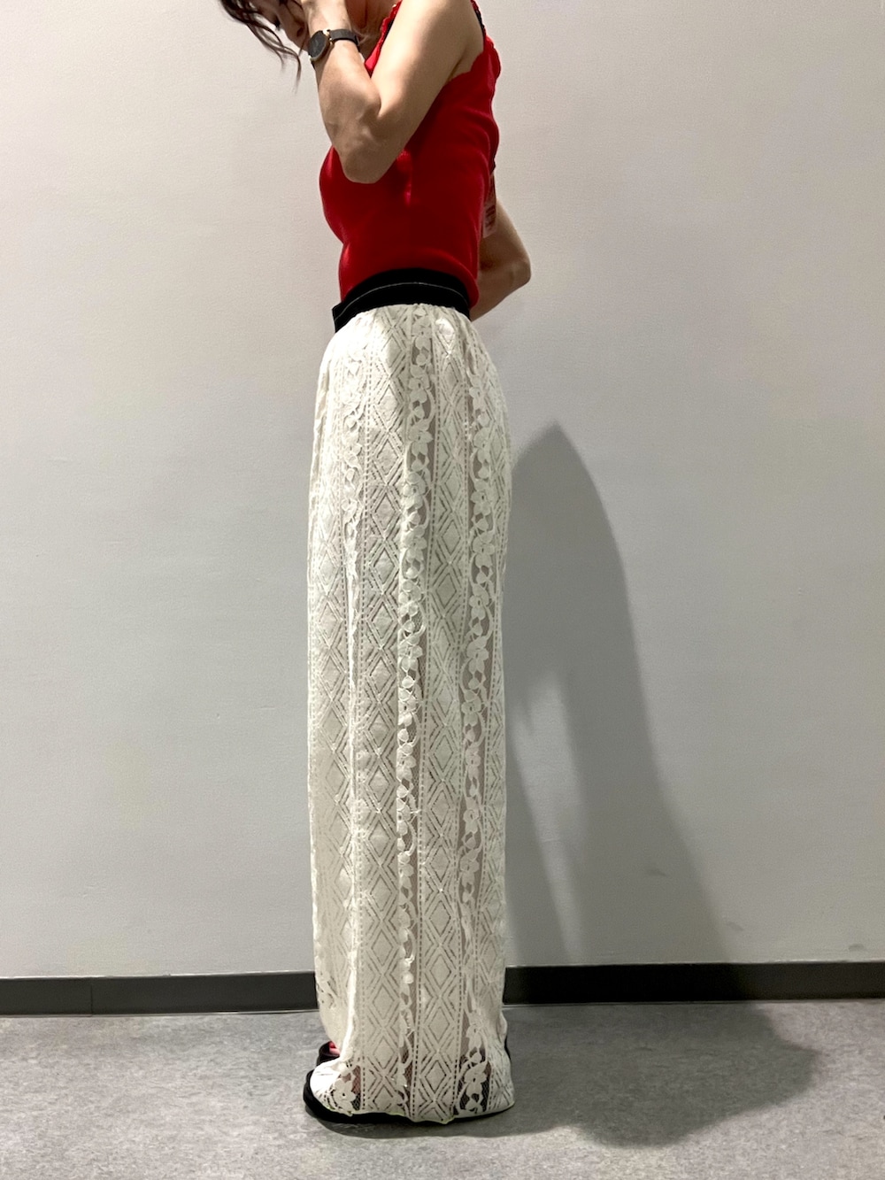 ホワイト系のその他パンツ、レッド系のタンクトップ、ブラック系のサンダルを着用したレディースの夏コーディネートの2枚目の写真
