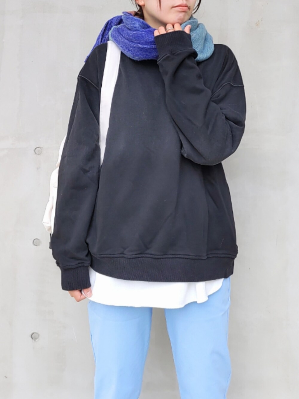 ホワイト系のスニーカー、ホワイト系のバックパック/リュック、ブルー系のその他パンツを着用したレディースの秋コーディネートの2枚目の写真