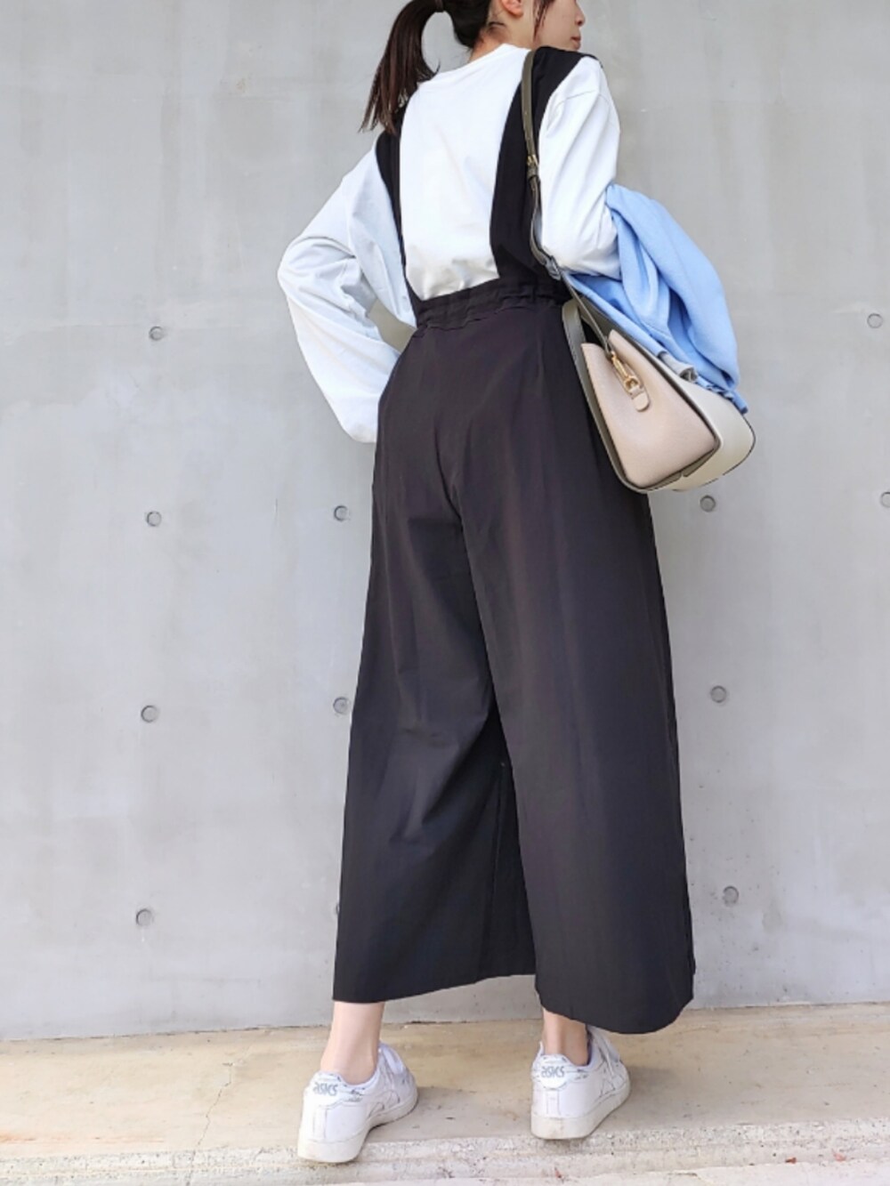 ホワイト系のトートバッグ、ホワイト系のスニーカー、ホワイト系のTシャツ/カットソーを着用したレディースの冬コーディネートの4枚目の写真