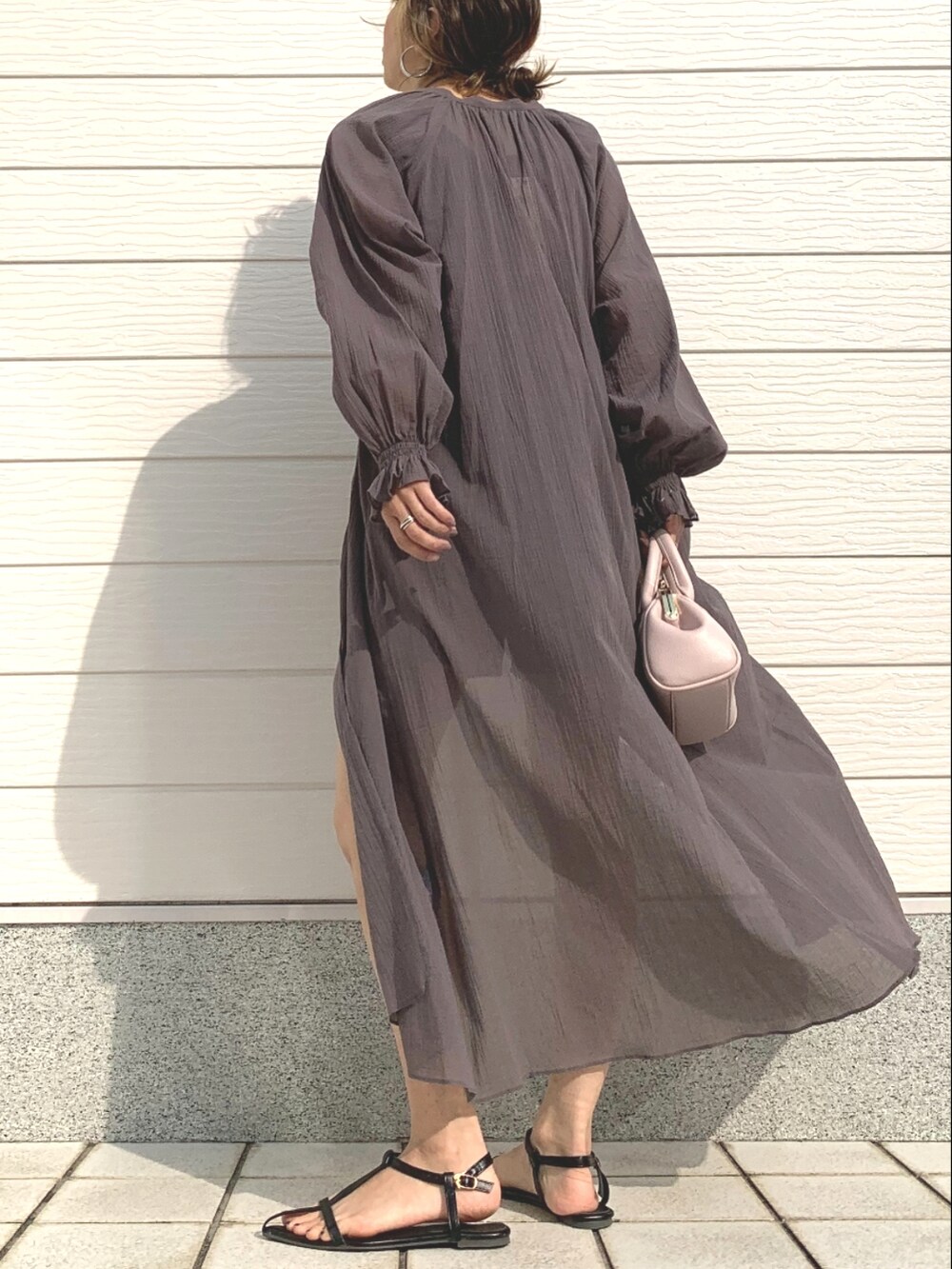 ピンク系のショルダーバッグ、ブラウン系のワンピースを着用したレディースの春コーディネートの3枚目の写真