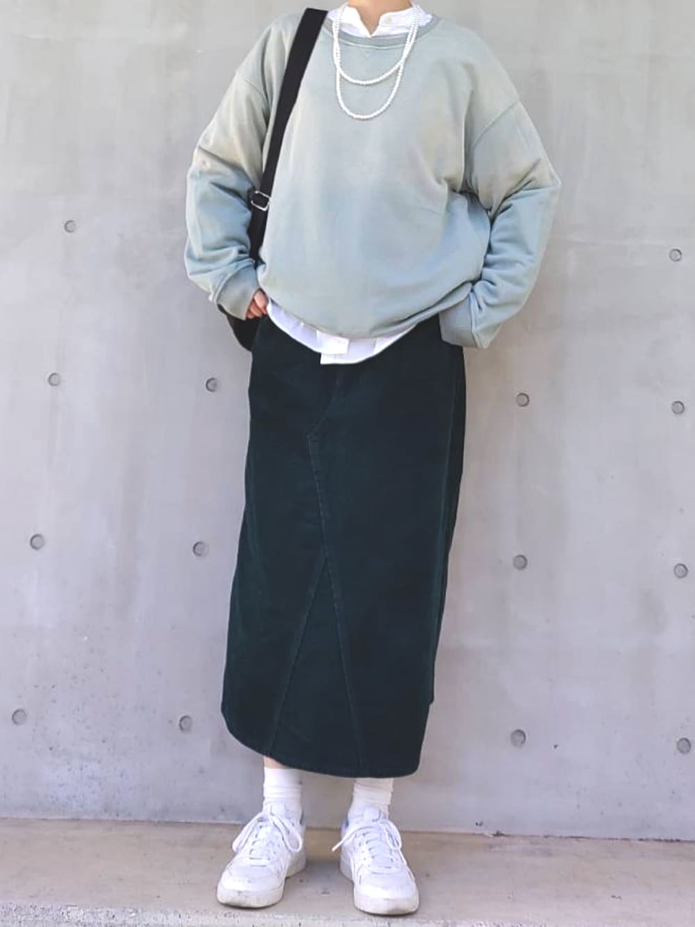 グリーン系のスウェット、ホワイト系のシャツ/ブラウス、グリーン系のスカートを着用したレディースの冬コーディネートの3枚目の写真