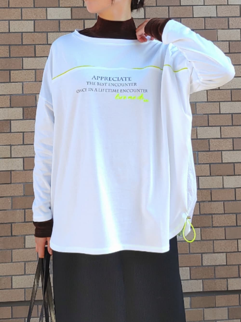ホワイト系のスニーカー、ブラウン系のTシャツ/カットソー、ホワイト系のTシャツ/カットソーを着用したレディースの冬コーディネートの3枚目の写真