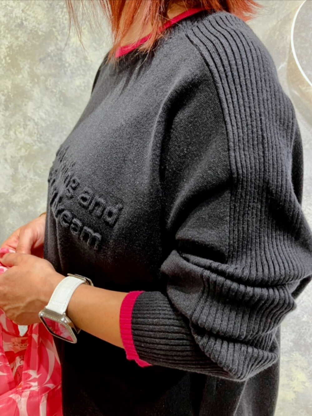 ブルー系のデニムパンツ、グレー系のブーツ、ピンク系のエコバッグ/サブバッグを着用したレディースの秋コーディネートの5枚目の写真