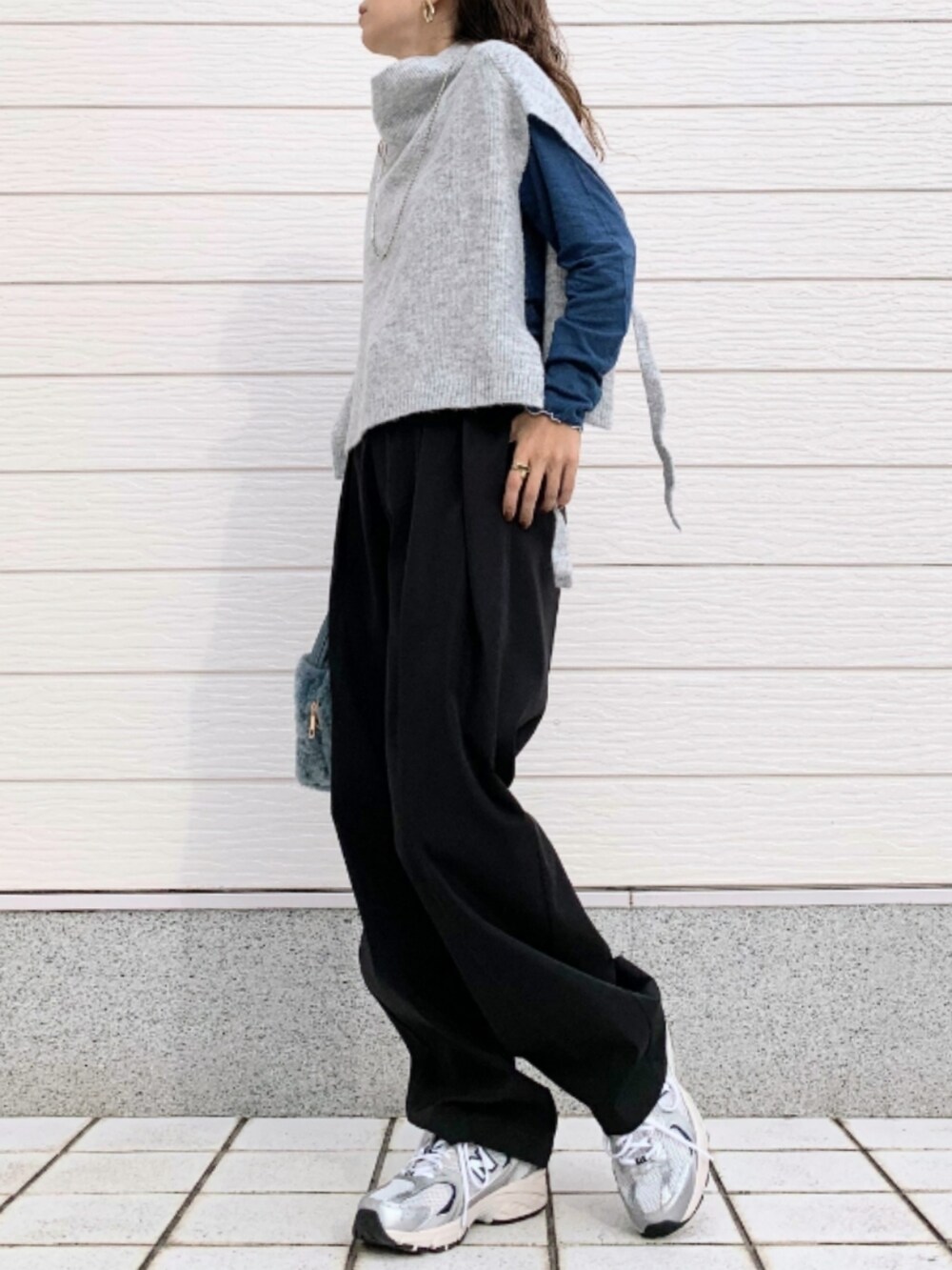 ブラック系のその他パンツ、シルバー系のスニーカー、グレー系のベストを着用したレディースの秋コーディネートの2枚目の写真