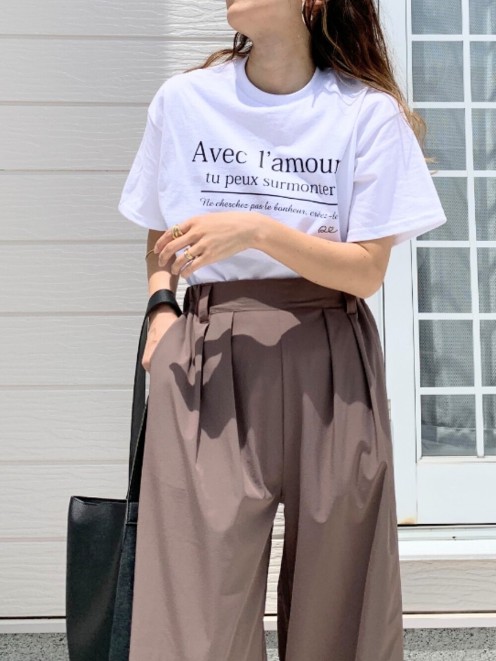 ブラウン系のその他パンツ、ブラック系のパンプス、ブラック系のトートバッグを着用したレディースの春コーディネートの3枚目の写真