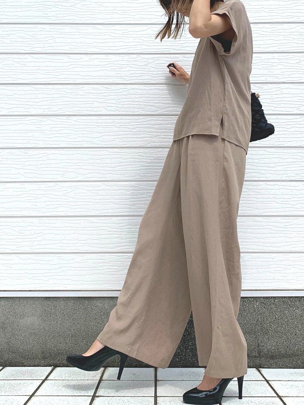 ブラック系のショルダーバッグ、ベージュ系のその他パンツ、ベージュ系のシャツ/ブラウスを着用したレディースの夏コーディネートの3枚目の写真
