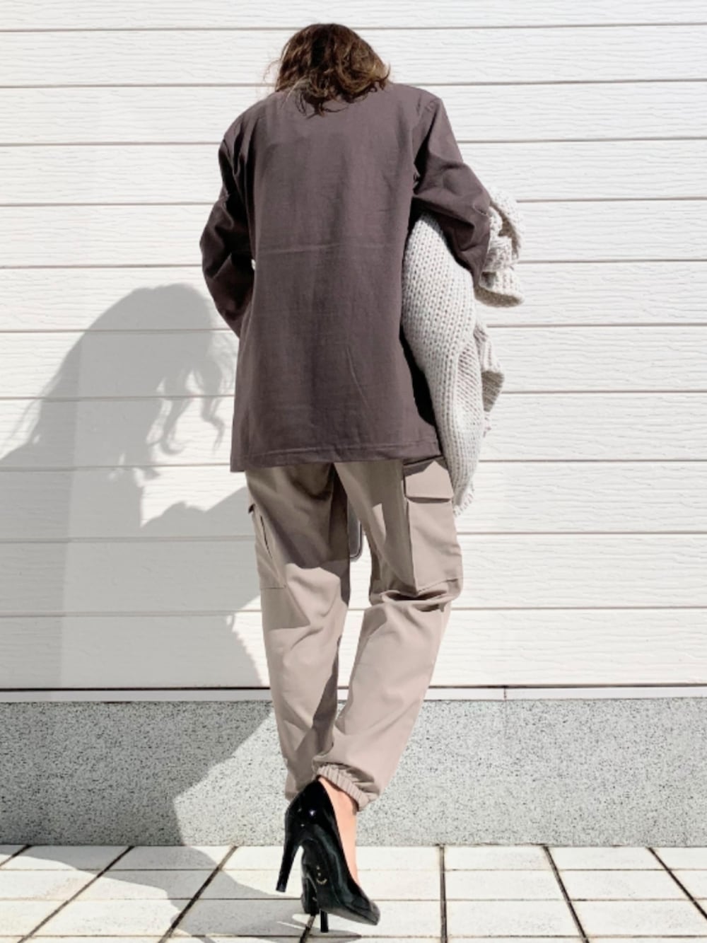 ベージュ系のカーゴパンツ、シルバー系のショルダーバッグ、グレー系のカーディガン/ボレロを着用したレディースの秋コーディネートの2枚目の写真