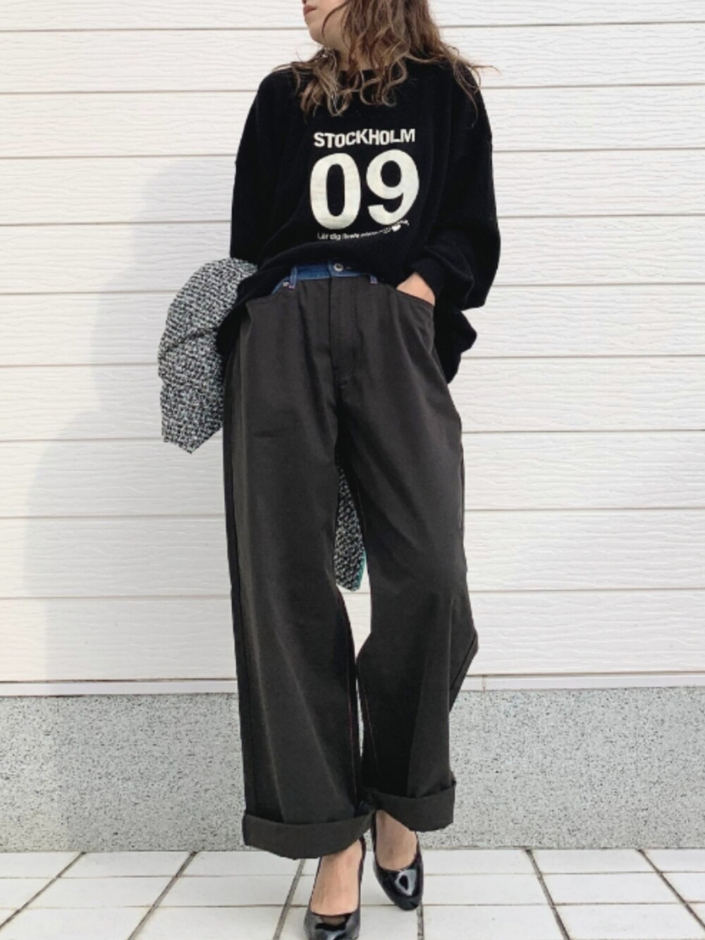 ブラック系のデニムパンツ、ブラック系のショルダーバッグ、ブラック系のTシャツ/カットソーを着用したレディースの秋コーディネートの3枚目の写真