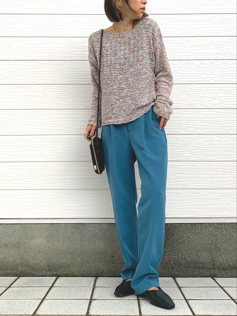 ブルー系のその他パンツ、ブラック系のショルダーバッグ、その他のニット/セーターを着用したレディースの秋コーディネートの2枚目の写真