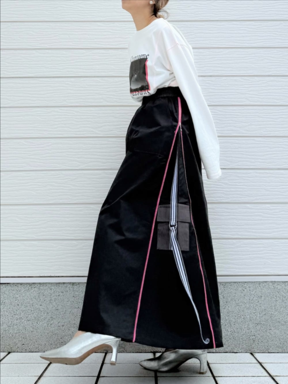 ホワイト系のTシャツ/カットソー、グレー系のスカートを着用したレディースの冬コーディネートの3枚目の写真