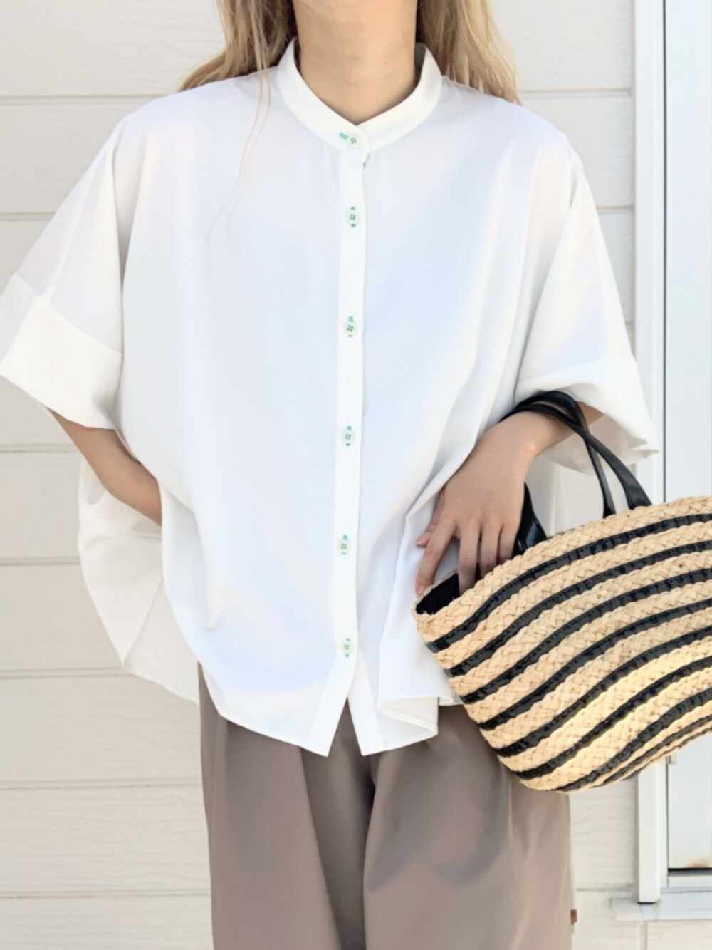 ブラック系のかごバッグ、グレー系のその他パンツ、ホワイト系のシャツ/ブラウスを着用したレディースの春コーディネートの5枚目の写真