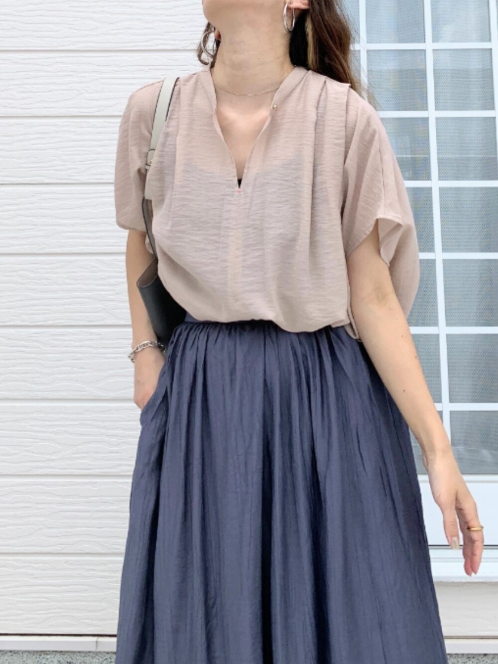 イエロー系のサンダル、グレー系のトートバッグ、ベージュ系のシャツ/ブラウスを着用したレディースの夏コーディネートの4枚目の写真