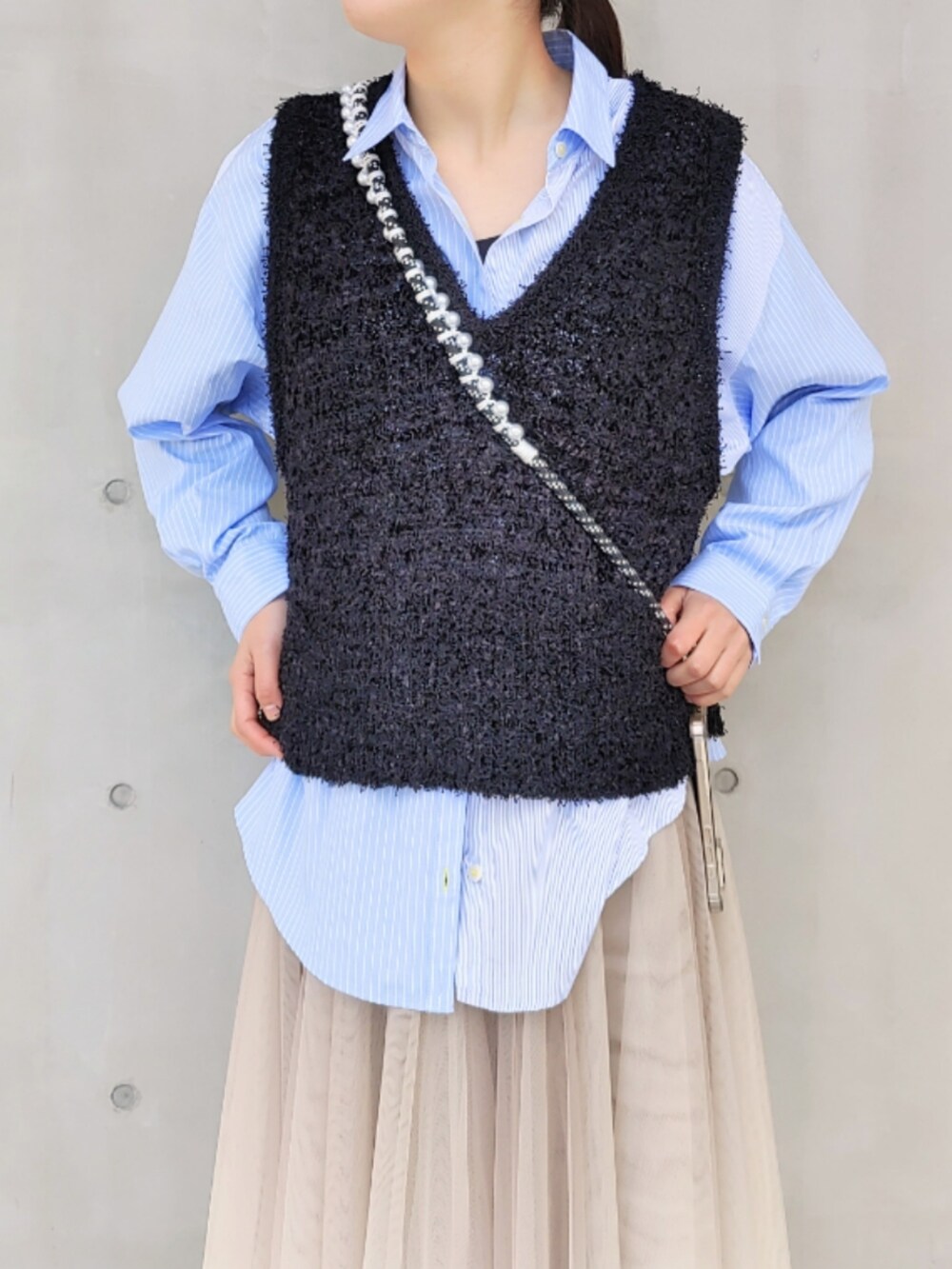 ゴールド系のスカート、グレー系のサンダル、ブルー系のシャツ/ブラウスを着用したレディースの冬コーディネートの4枚目の写真