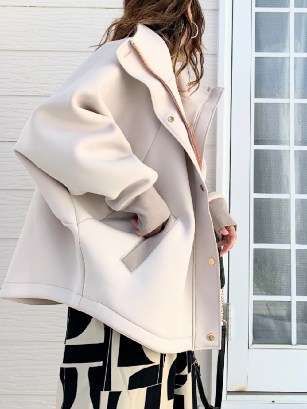 ブラウン系のショルダーバッグ、ベージュ系のその他パンツ、イエロー系のニット/セーターを着用したレディースの秋コーディネートの5枚目の写真