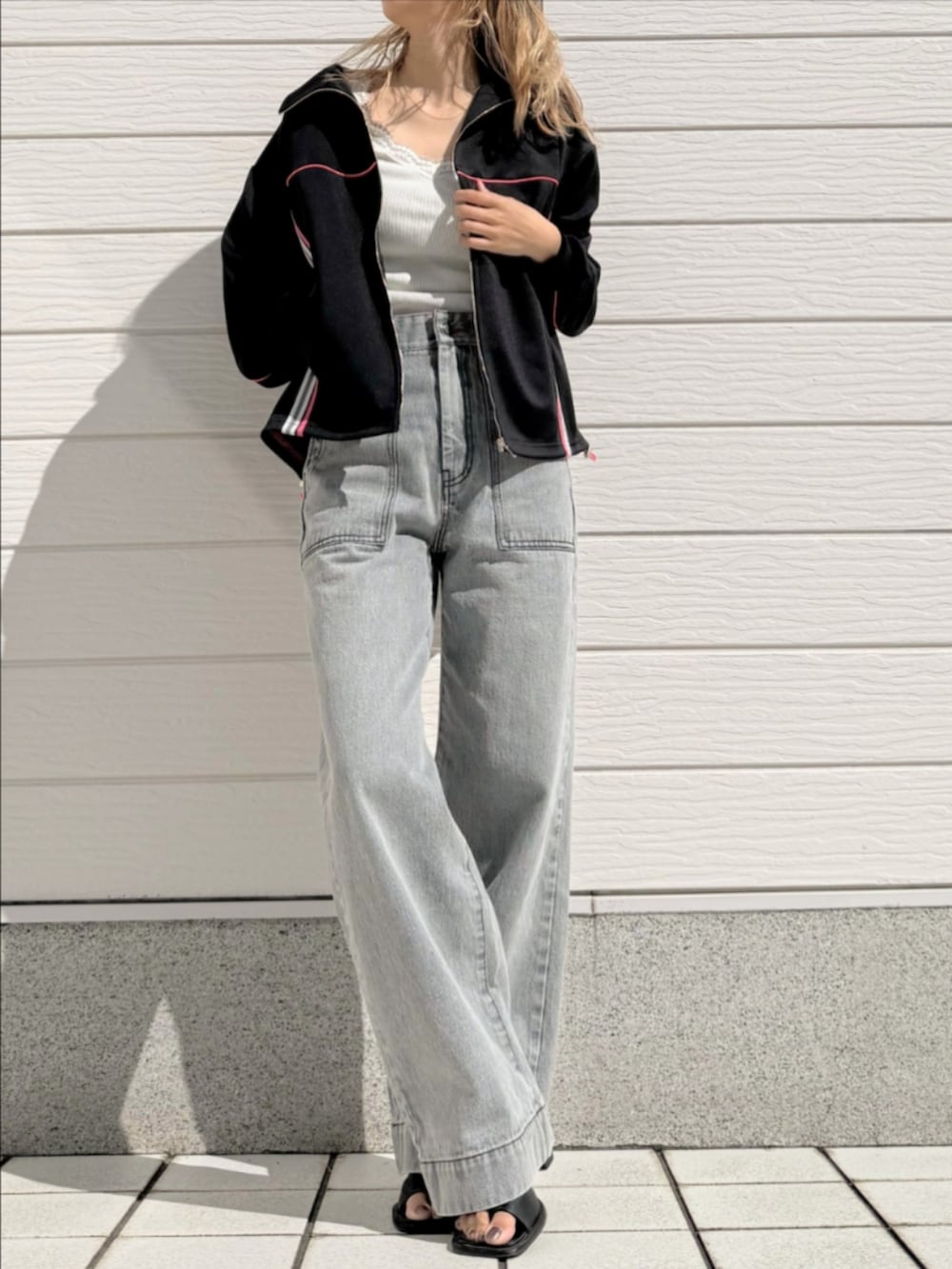 ブラック系のその他アウター、グレー系のデニムパンツを着用したレディースの春コーディネートの2枚目の写真