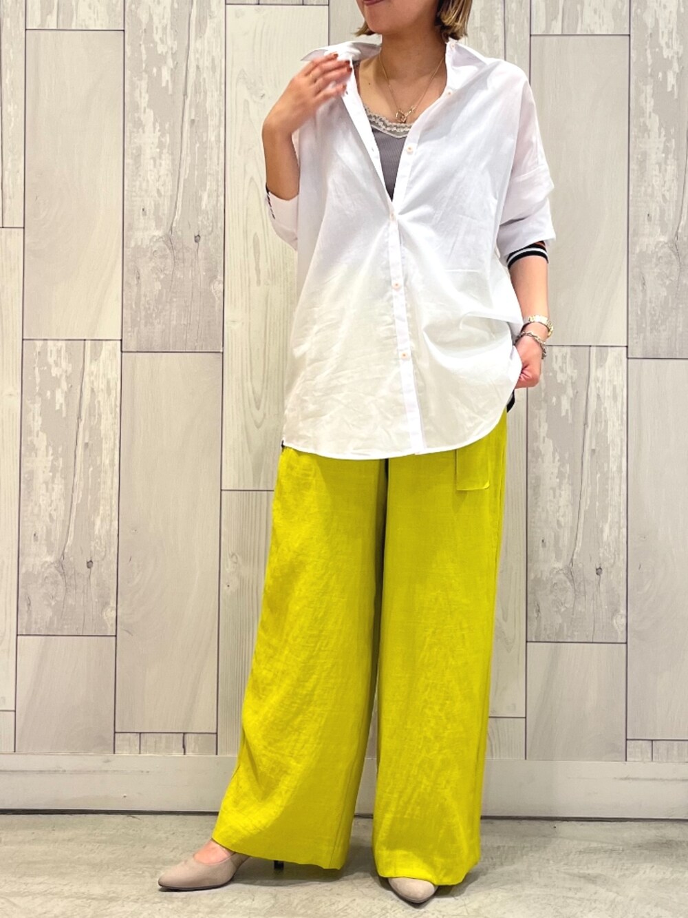 ホワイト系のシャツ/ブラウス、グリーン系のその他パンツを着用したレディースの春コーディネートの3枚目の写真