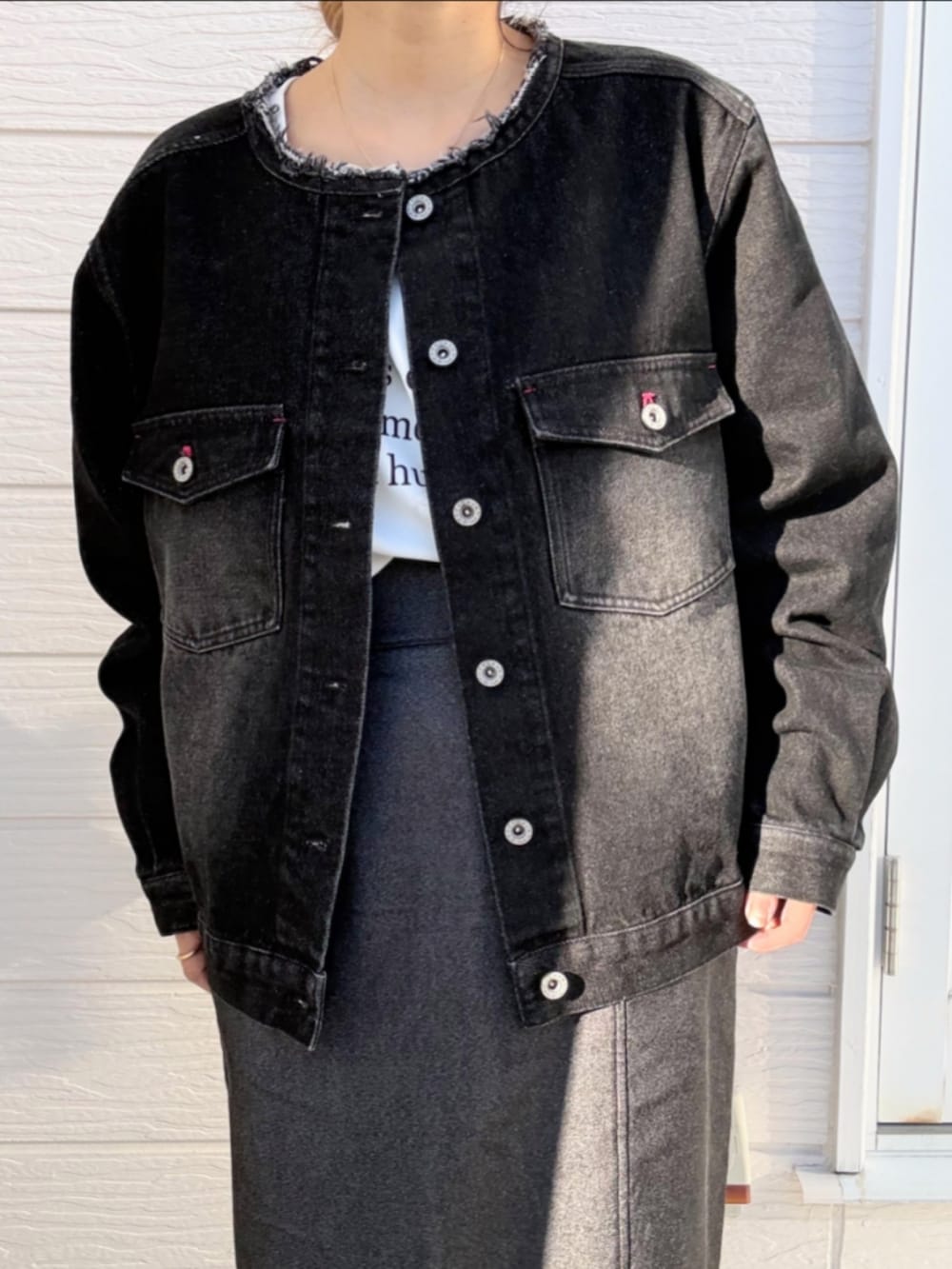 シルバー系のスニーカー、ホワイト系のTシャツ/カットソー、グレー系のスカートを着用したレディースの冬コーディネートの2枚目の写真