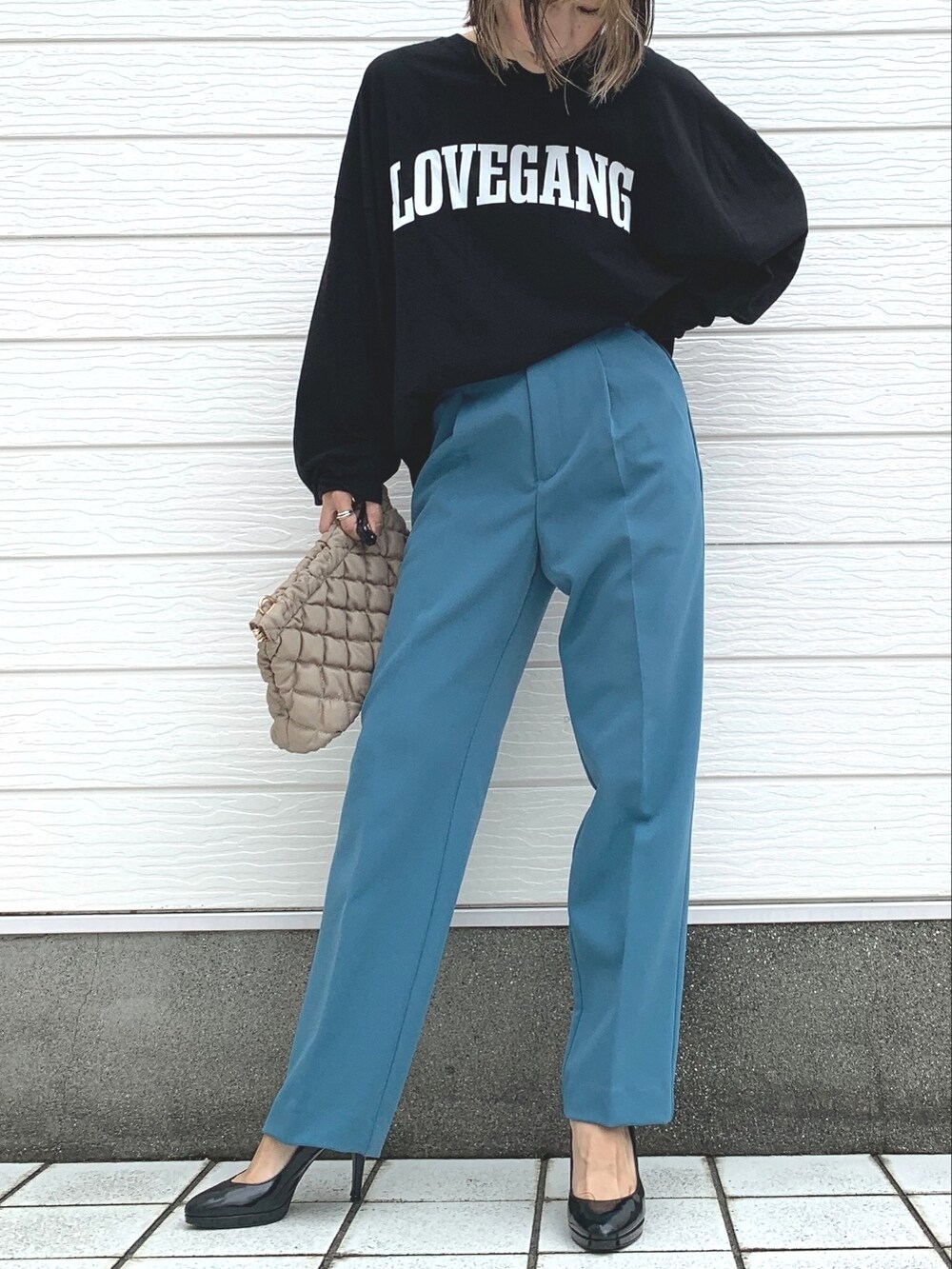 ベージュ系のショルダーバッグ、ブラック系のTシャツ/カットソー、ブルー系のその他パンツを着用したレディースの秋コーディネートの2枚目の写真