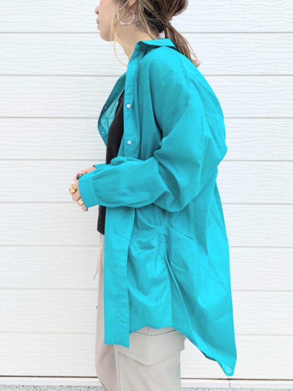 ブラック系のサンダル、ベージュ系のカーゴパンツ、ブラック系のショルダーバッグを着用したレディースの春コーディネートの5枚目の写真