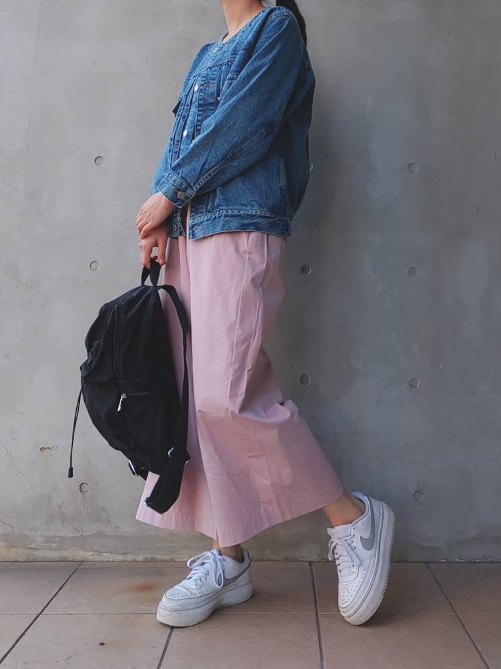 ホワイト系のスニーカー、ホワイト系のタンクトップ、ブルー系のデニムジャケットを着用したレディースの春コーディネートの2枚目の写真