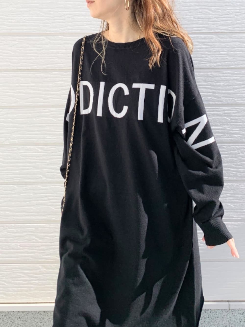 グレー系のその他パンツ、ホワイト系のスニーカー、ブラック系のニット/セーターを着用したレディースの冬コーディネートの4枚目の写真