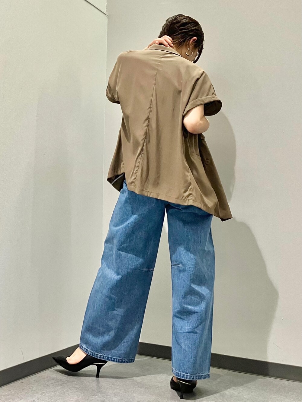 ブラック系のTシャツ/カットソー、グリーン系のテーラードジャケット、ブルー系のデニムパンツを着用したレディースの夏コーディネートの2枚目の写真