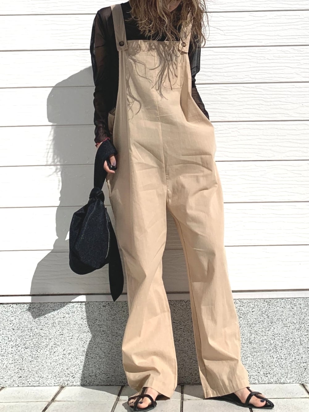 ベージュ系のサロペット/オーバーオール、ブラック系のTシャツ/カットソーを着用したレディースの春コーディネートの2枚目の写真