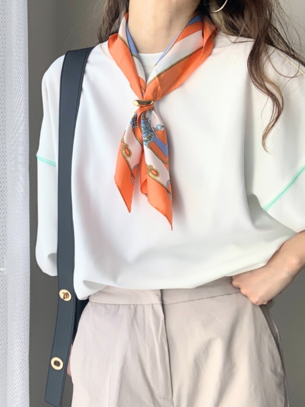 ホワイト系のTシャツ/カットソー、ブラック系のトートバッグ、ブラウン系のサンダルを着用したレディースの春コーディネートの4枚目の写真