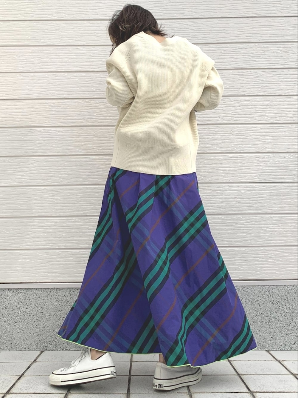 ホワイト系のスニーカー、その他のスカート、ホワイト系のカーディガン/ボレロを着用したレディースの冬コーディネートの2枚目の写真