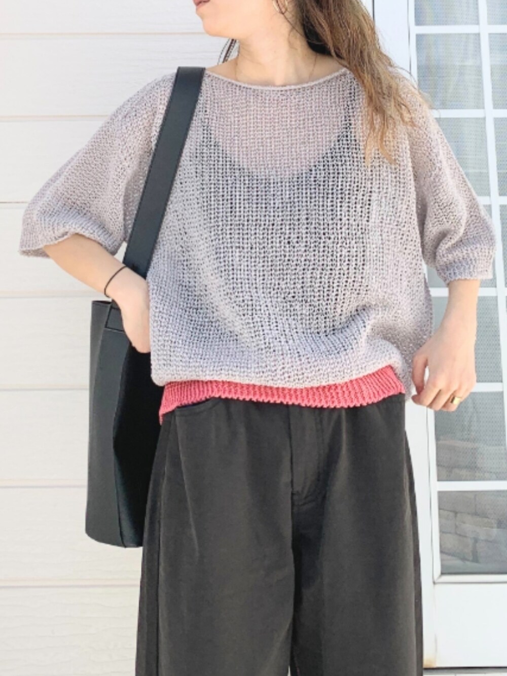 ブラック系のデニムパンツ、ブラック系のキャミソール、ブラック系のトートバッグを着用したレディースの春コーディネートの4枚目の写真