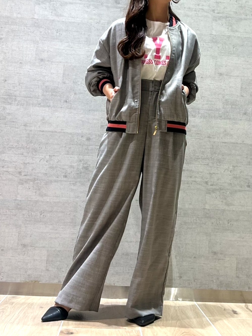 ホワイト系のTシャツ/カットソー、ブラック系のブルゾン、ブラック系のその他パンツを着用したレディースの夏コーディネートの3枚目の写真