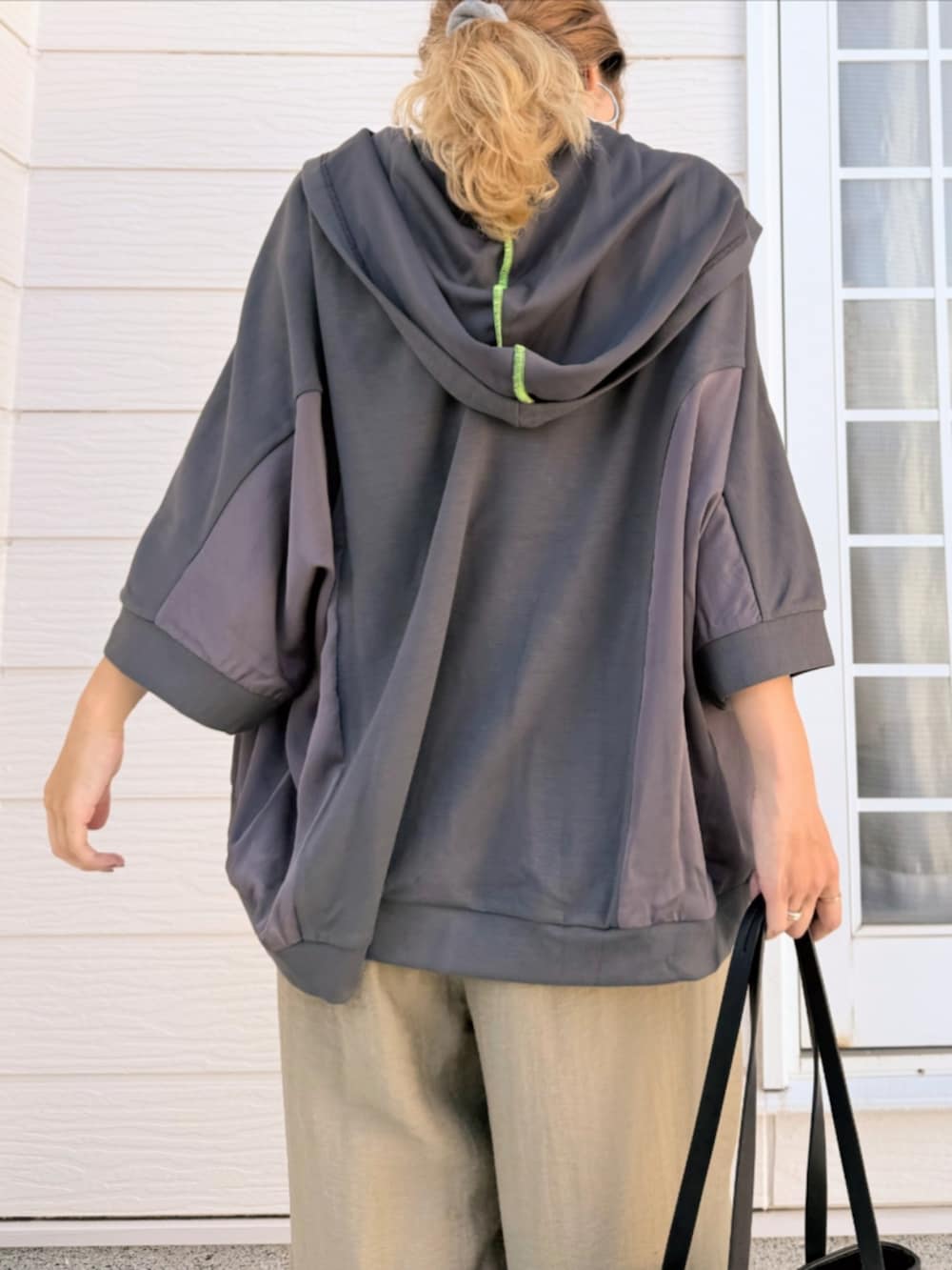 ブラック系のトートバッグ、ブラック系のタンクトップ、グリーン系のその他パンツを着用したレディースの夏コーディネートの5枚目の写真