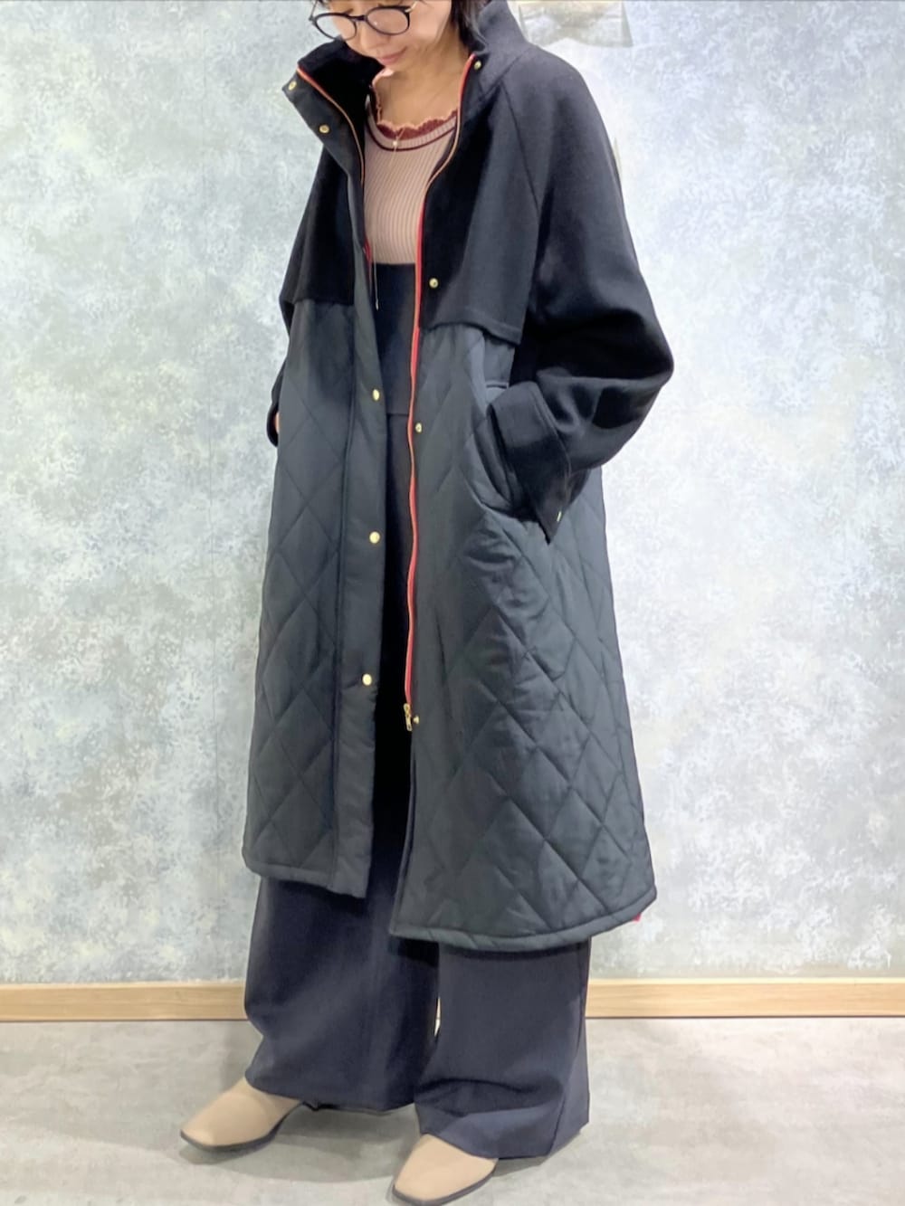 ベージュ系のブーツ、ブラック系のその他アウター、グレー系のサロペット/オーバーオールを着用したレディースの秋コーディネートの2枚目の写真
