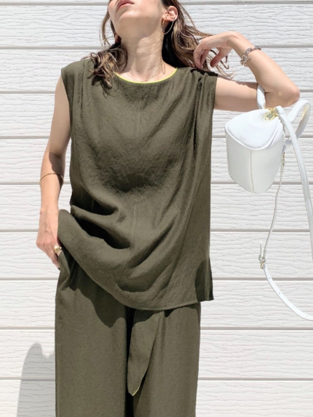 ブラウン系のサンダル、グリーン系のその他パンツ、グリーン系のシャツ/ブラウスを着用したレディースの夏コーディネートの4枚目の写真