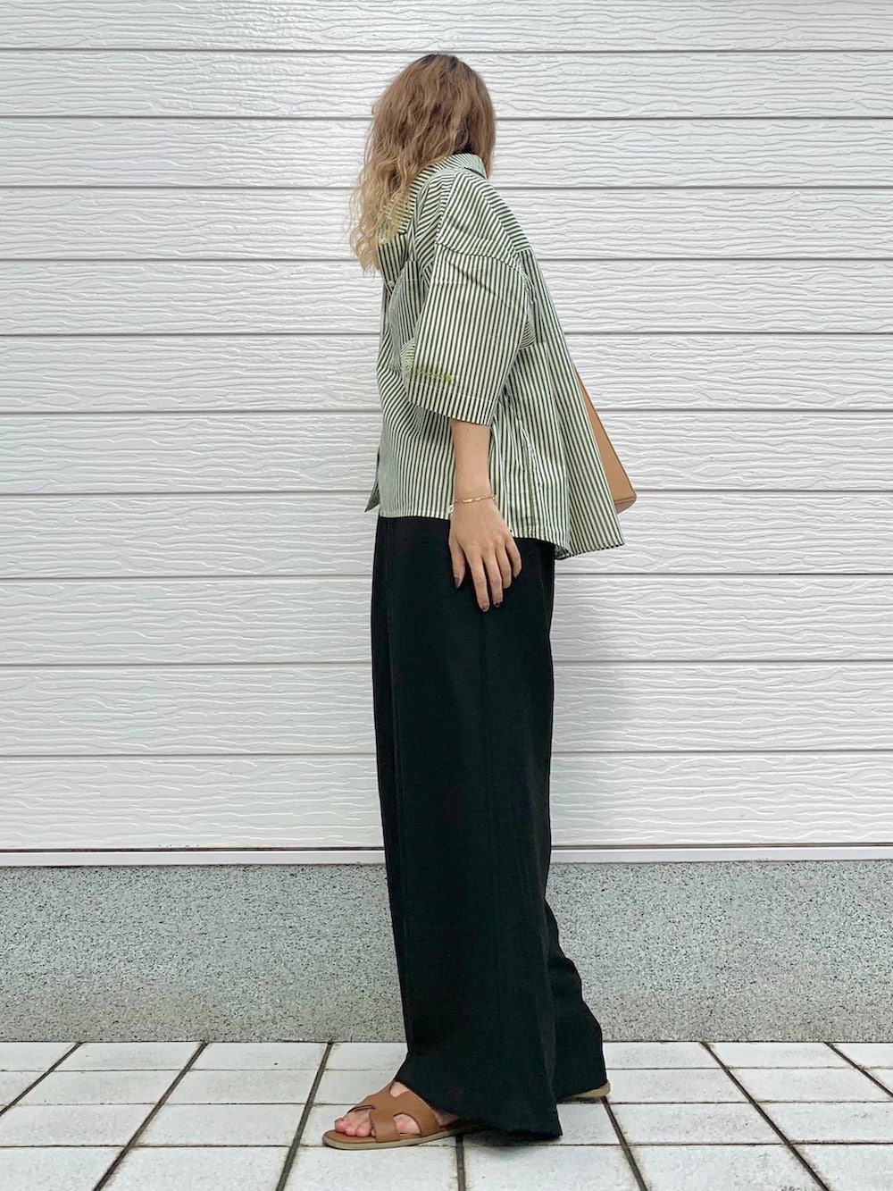 グリーン系のシャツ/ブラウス、ブラック系のその他パンツ、イエロー系のサンダルを着用したレディースの夏コーディネートの2枚目の写真