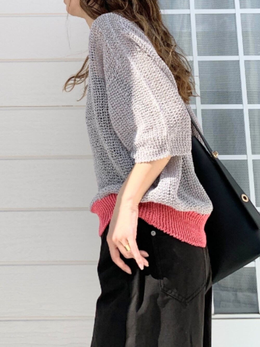 ブラック系のデニムパンツ、ブラック系のキャミソール、ブラック系のトートバッグを着用したレディースの春コーディネートの5枚目の写真