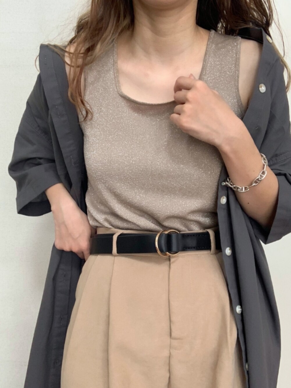 ベージュ系のその他パンツ、グレー系のシャツワンピース、ブラック系のベルトを着用したレディースの春コーディネートの4枚目の写真