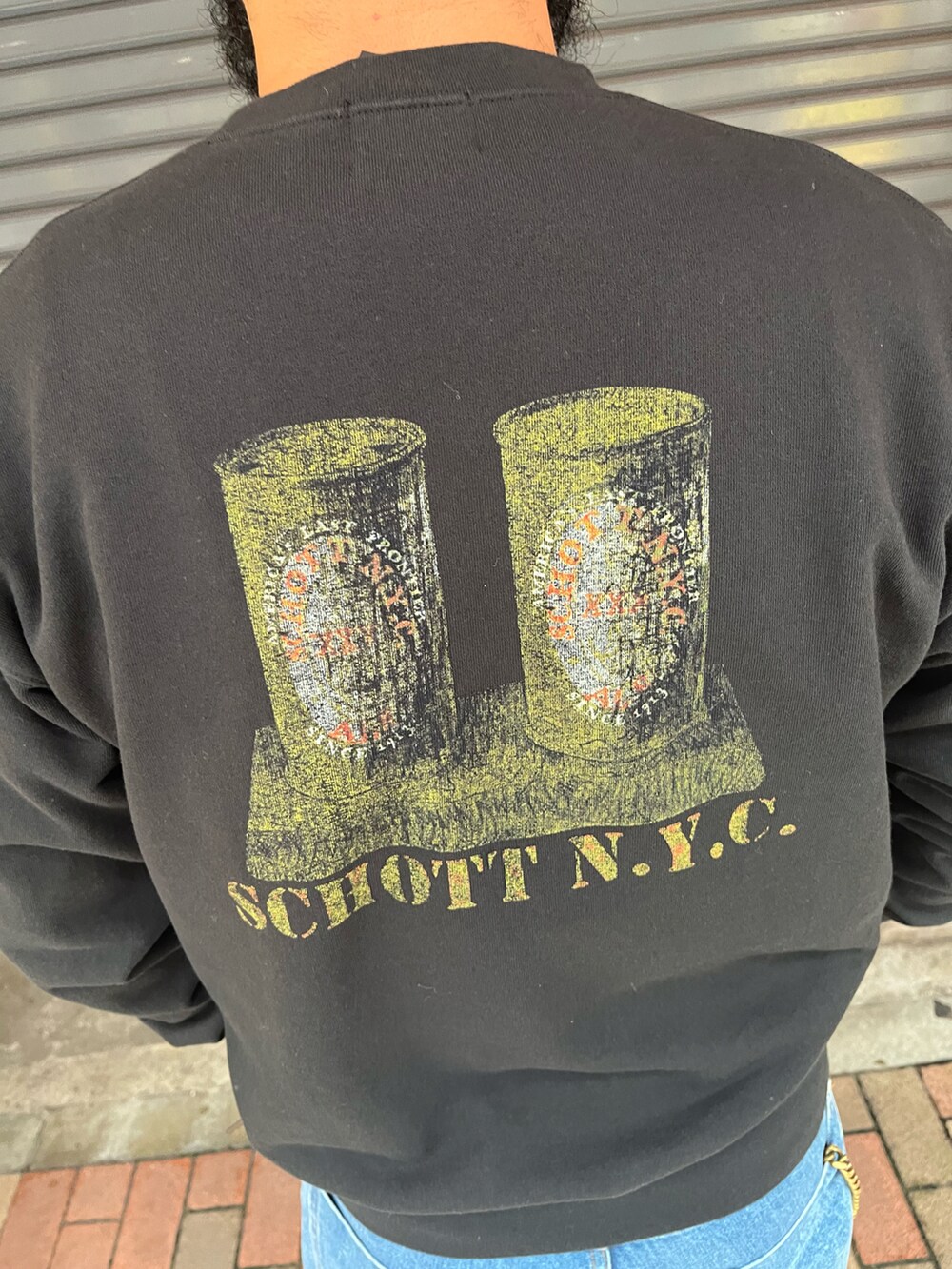 「シンプルスタイル、スウェット、カジュアルコーデ、SCHOTT」｜「schottのSchott/ショット/EC CREW SWEAT/イーシー クルースウェット（スウェット、ブラック系）」を使った、Yoshi Yamaさん（メンズ・174cm）の秋コーディネートの5枚目の写真