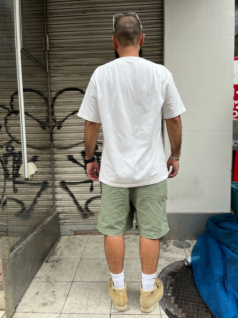 「AVIREX、上野、SCHOTT、QUARTER上野」｜「schottのSchott/ショット/ PIGMENT O/D SS HENLEY NECK T-SHIRT/ピグメント オーバーダイ ヘンリーネック Tシャツ（Tシャツ/カットソー、ホワイト系）」を使った、Yoshi Yamaさん（メンズ・174cm）の夏コーディネートの3枚目の写真