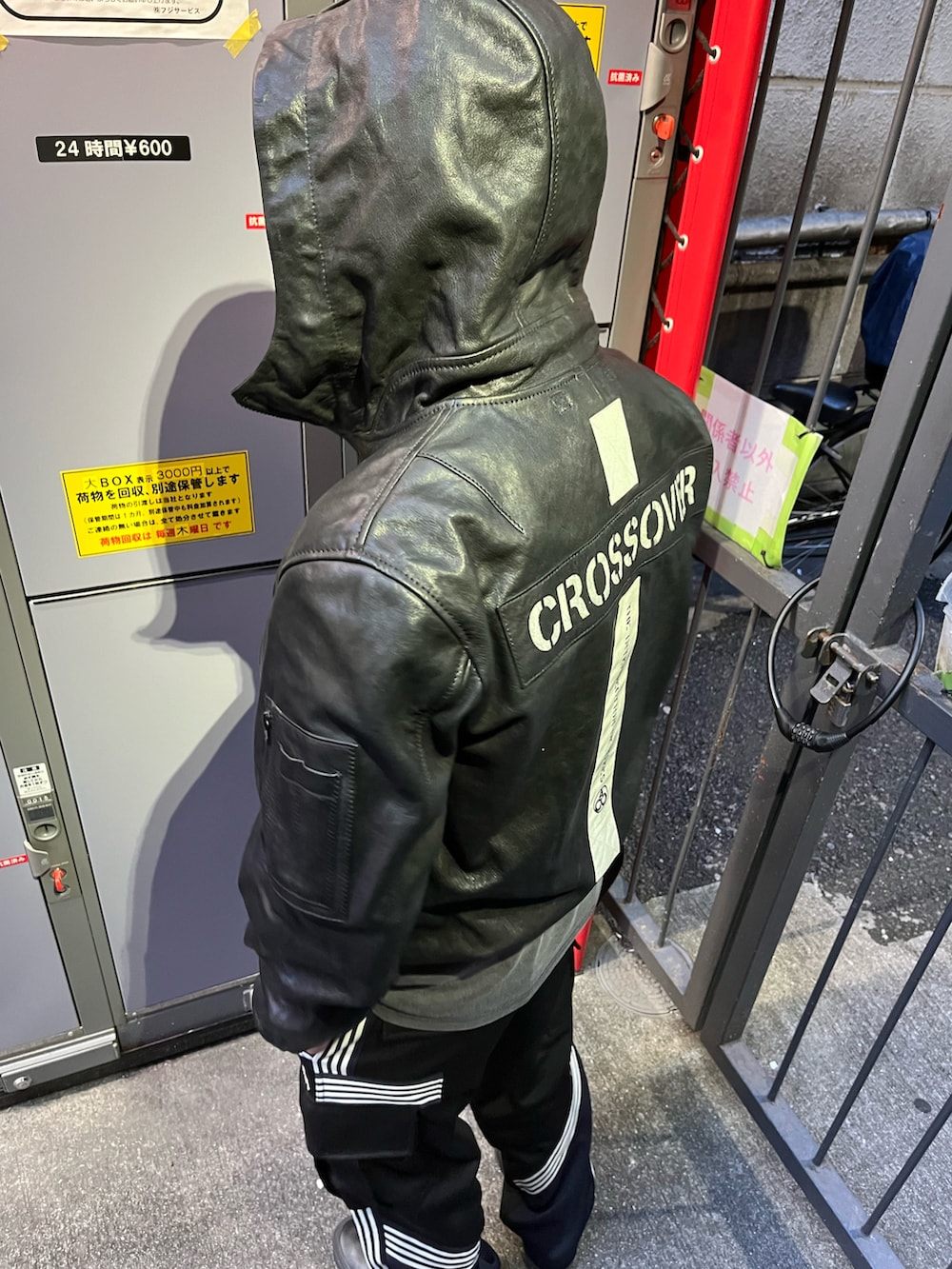 「メンズファッション、AVIREX、お洒落さんとつながりたい」｜「AVIREXの《CROSSOVER》TRACK CARGO PANTS / トラック カーゴパンツ / AVIREX / アヴィレックス（カーゴパンツ、ブラック系）」を使った、Yoshi Yamaさん（メンズ・174cm）の夏コーディネートの5枚目の写真