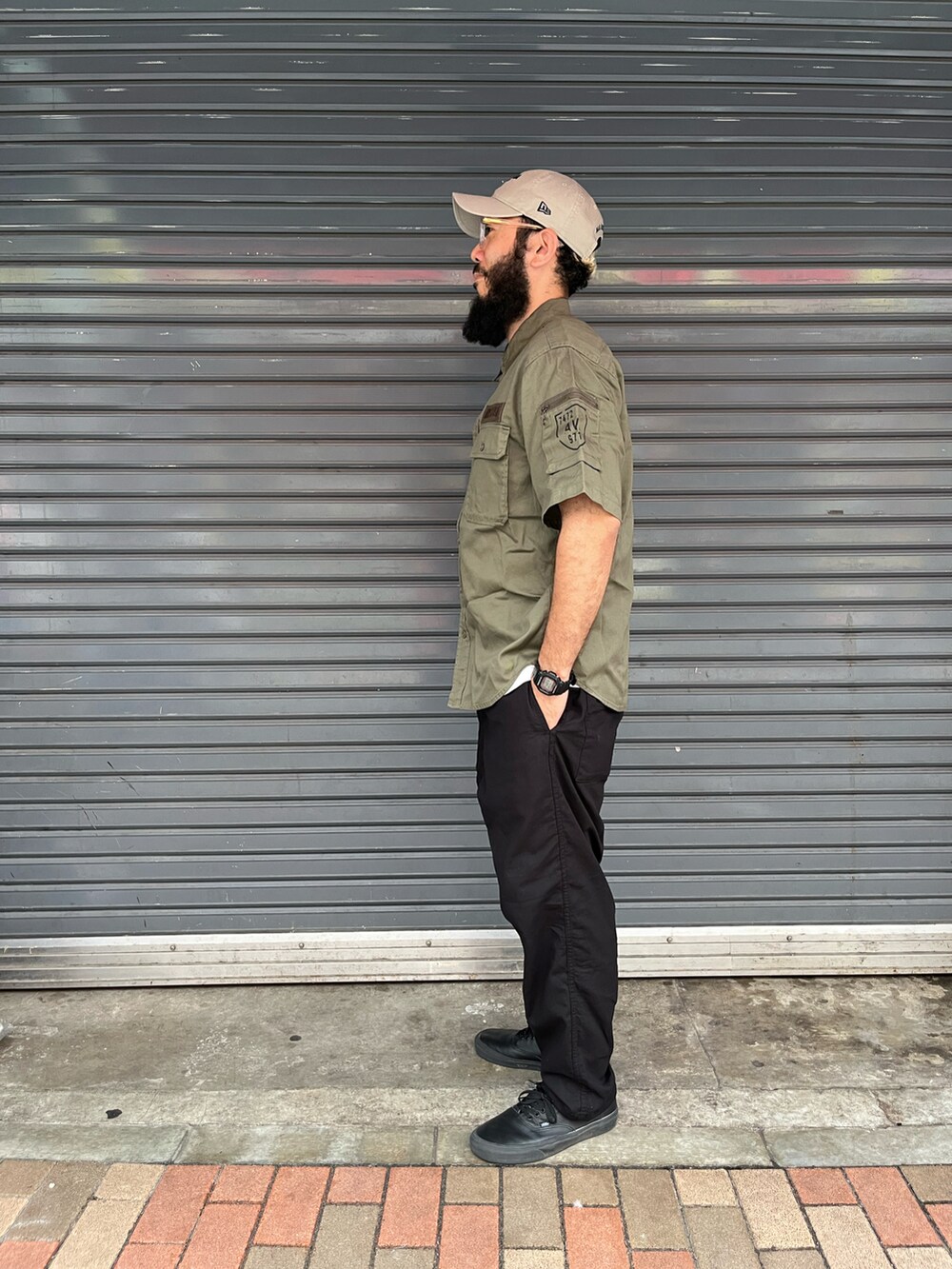 「AVIREX、定番、シャツスタイル、半袖、キャツプ、夏コーデ、おしゃれさんと繋がりたい」｜「AVIREXのBASIC FATIGUE SHORT SLEEVE SHIRT / ベーシック ファティーグ 半袖 シャツ / AVIREX / アヴィレックス（シャツ/ブラウス、グリーン系）」を使った、Yoshi Yamaさん（メンズ・174cm）の夏コーディネートの2枚目の写真
