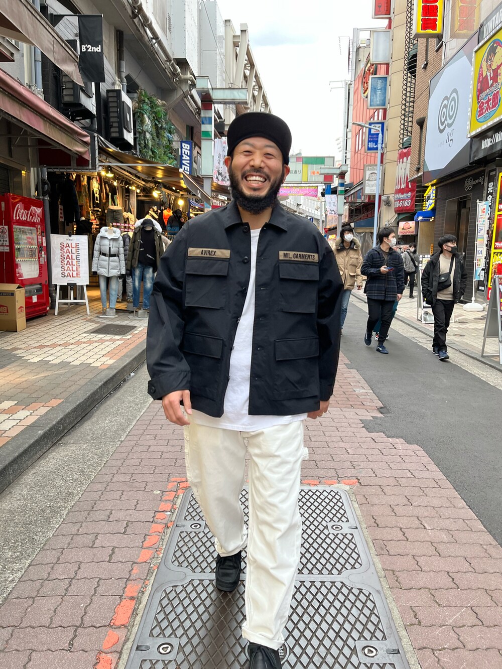 「おしゃれさんと繋がりたい、AVIREX、QUARTER上野、アメ横、ワイドパンツ、ペインターパンツ、ビックシルエット、ペインター、ワークパンツ、ミリタリー、レザーキャップ」｜「AVIREXのアイテム（パンツ、ホワイト系）」を使った、Yoshi Yamaさん（メンズ・174cm）の冬コーディネートの3枚目の写真