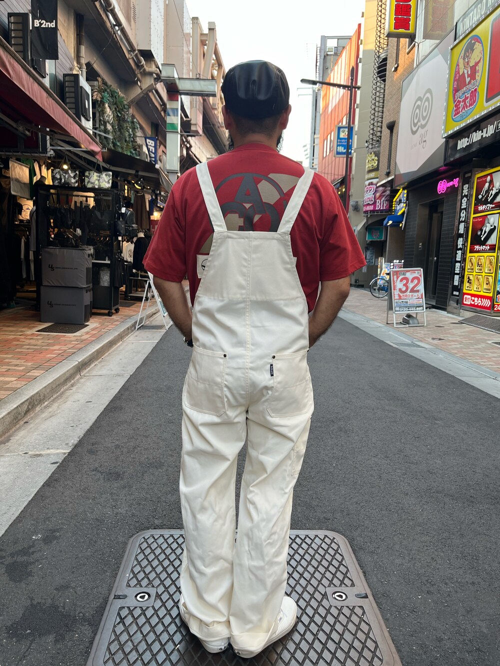 「ハンバーガー、肉、AVIREX、SCHOTT、カジュアルコーデ」｜「AVIREXの《CROSSOVER》PATCH T-SHIRT / クロスオーバー パッチ Tシャツ / AVIREX / アヴィレックス（Tシャツ/カットソー、レッド系）」を使った、Yoshi Yamaさん（メンズ・174cm）の夏コーディネートの3枚目の写真