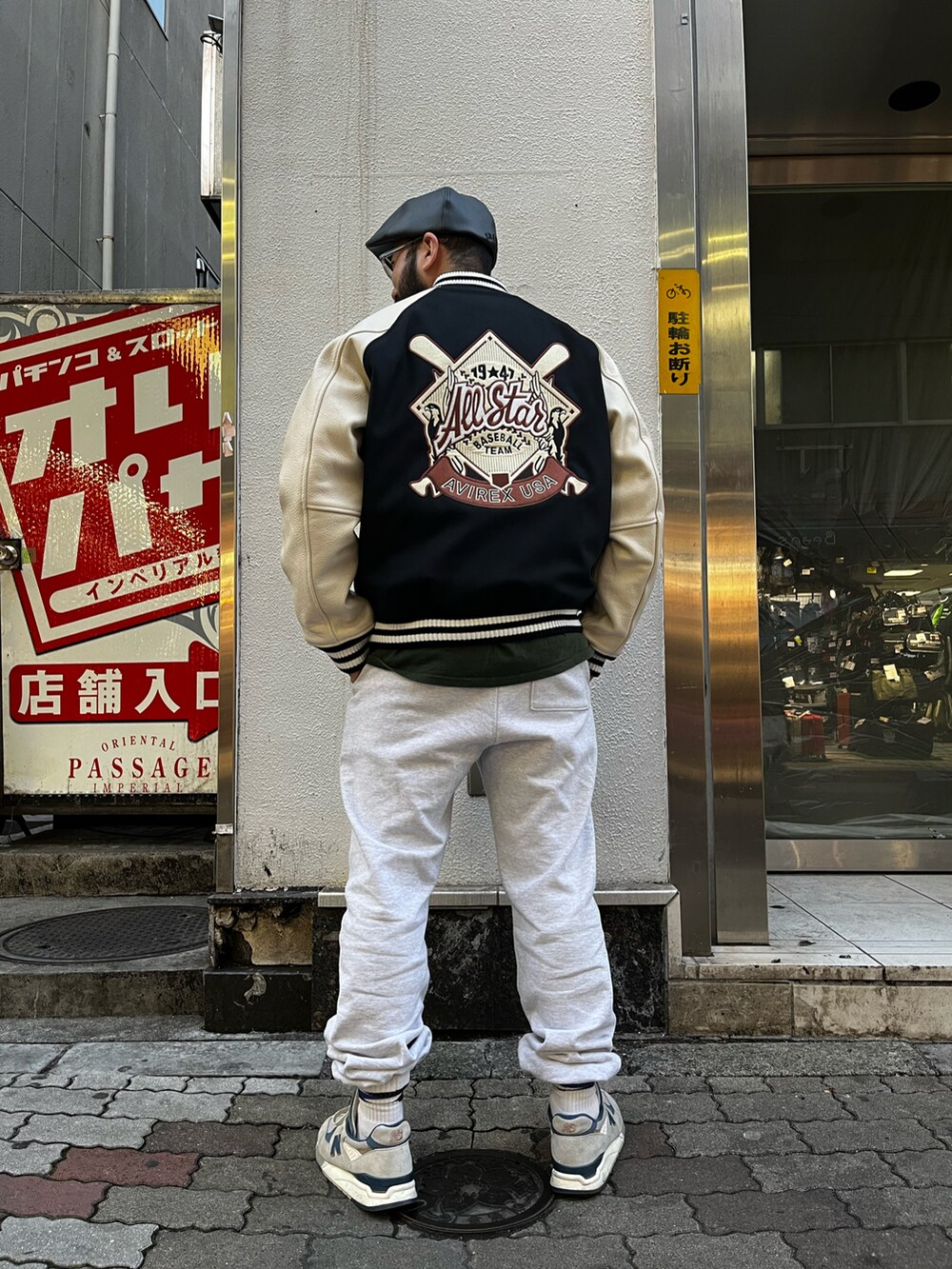「AVIREX、SCHOTT、QUARTER上野、アメ横、アメカジ、スタジャン、ハンチング、スウェットパンツ、お洒落さんとつながりたい、アメカジコーデ、ラフ」｜「AVIREXのアイテム（ハンチング/ベレー帽、ブラック系）」を使った、Yoshi Yamaさん（メンズ・174cm）の冬コーディネートの2枚目の写真