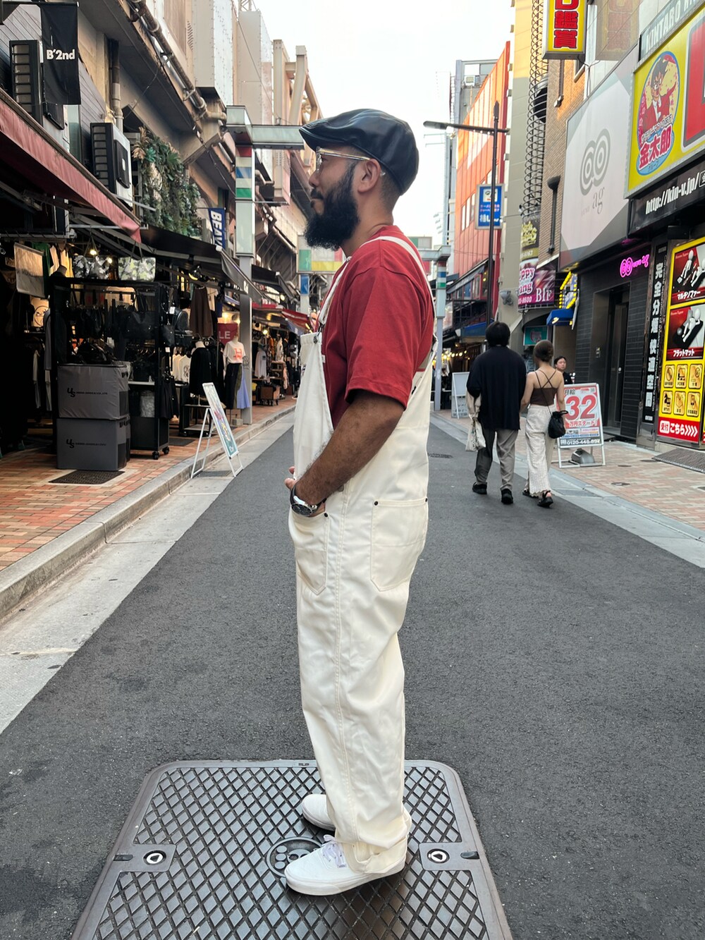 「ハンバーガー、肉、AVIREX、SCHOTT、カジュアルコーデ」｜「AVIREXの《CROSSOVER》PATCH T-SHIRT / クロスオーバー パッチ Tシャツ / AVIREX / アヴィレックス（Tシャツ/カットソー、レッド系）」を使った、Yoshi Yamaさん（メンズ・174cm）の夏コーディネートの2枚目の写真